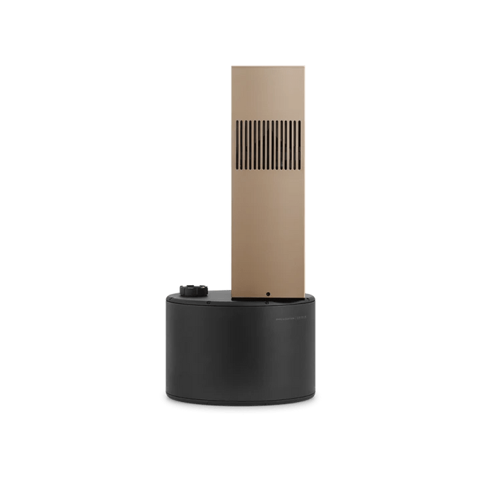Beosound Bollard udendørs højttaler i beigefarvet og sort design på hvid baggrund