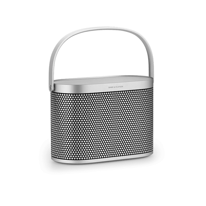 Bang & Olufsen Beosound A5 bærbar højttaler i sølv med perforeret grill og bærebar håndtag