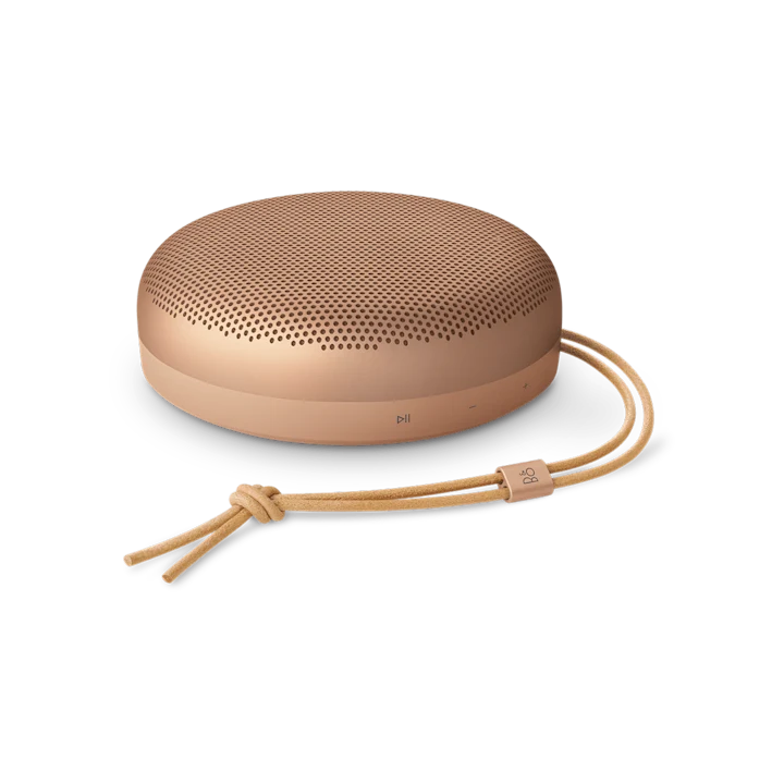 Beosound A1 2nd Gen bærbar Bluetooth højttaler i bronze farve med læderrem