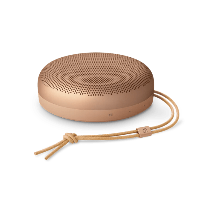 Beosound A1 2nd Gen bærbar Bluetooth højttaler i bronze farve med læderrem
