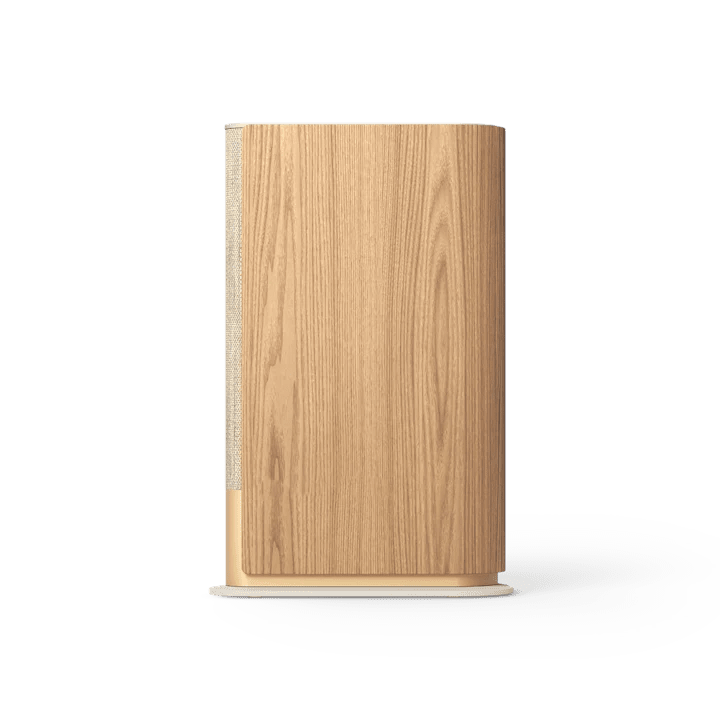 Beosound Emerge kompakt WiFi-højttaler i lyst træfinish på hvid baggrund