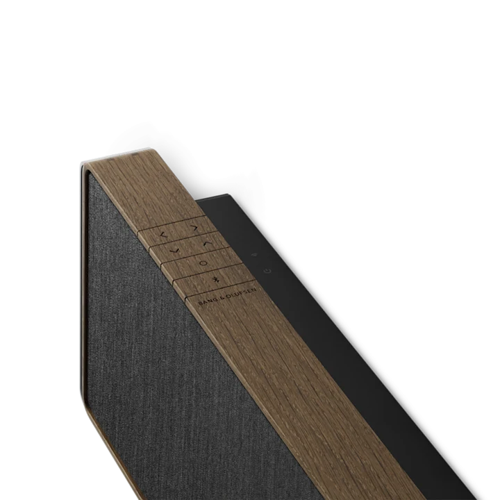 Bang & Olufsen Beosound Stage soundbar set oppefra med træfinish og sort stof