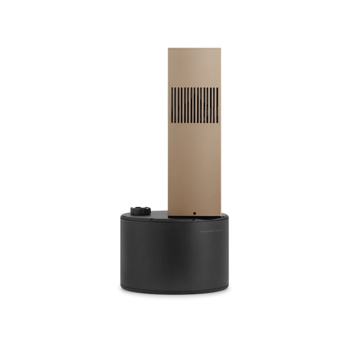Beosound Bollard udendørs højttaler i beigefarvet og sort design på hvid baggrund