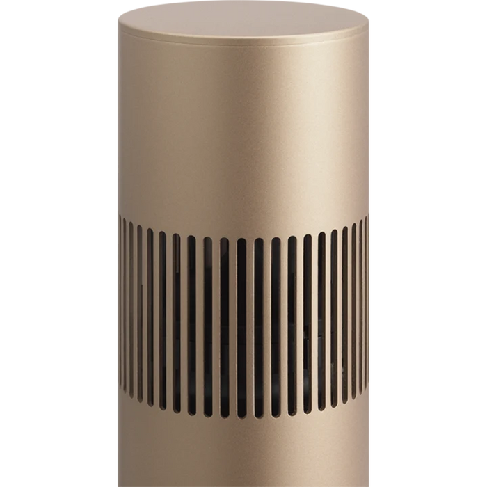 Beosound Bollard udendørs højttaler i gylden metallic finish med vertikale ventilationsåbninger