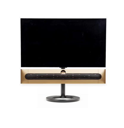 Bang & Olufsen Beosound Premiere i gold tone aluminium mørk eg højttalerfront med 42" LG C5 OLED TV på gulvstand