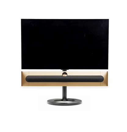Bang & Olufsen Beosound Premiere i gold tone aluminium grey melange stof højttalerfront med 42" LG C5 OLED TV på gulvstand
