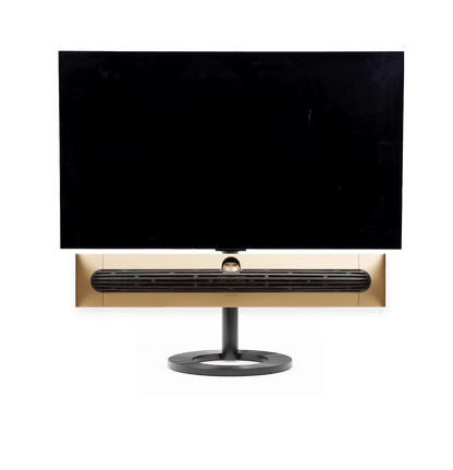 Bang & Olufsen Beosound Premiere i gold tone aluminium mørk eg højttalerfront med 48" LG C5 OLED TV på gulvstand