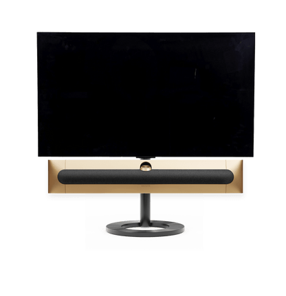 Bang & Olufsen Beosound Premiere i gold tone aluminium grey melange stof højttalerfront med 48" LG C5 OLED TV på gulvstand