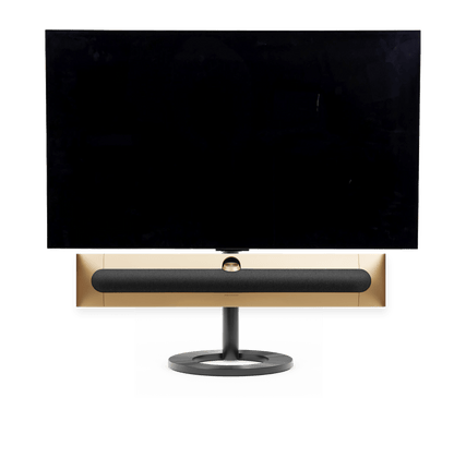 Bang & Olufsen Beosound Premiere i gold tone aluminium grey melange stof højttalerfront med 55" LG C5 OLED TV på gulvstand