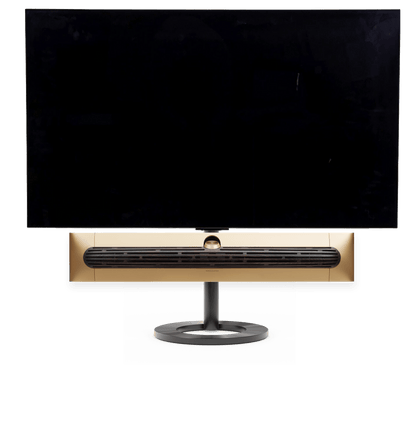Bang & Olufsen Beosound Premiere i gold tone aluminium mørk eg højttalerfront med 65" LG C5 OLED TV på gulvstand