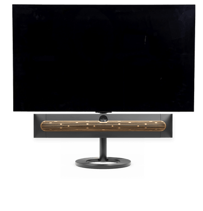 Bang & Olufsen Beosound Premiere i black anthracite aluminium eg højttalerfront med 65" LG C5 OLED TV på gulvstand