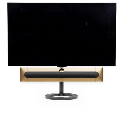 Bang & Olufsen Beosound Premiere i gold tone aluminium grey melange stof højttalerfront med 65" LG C5 OLED TV på gulvstand