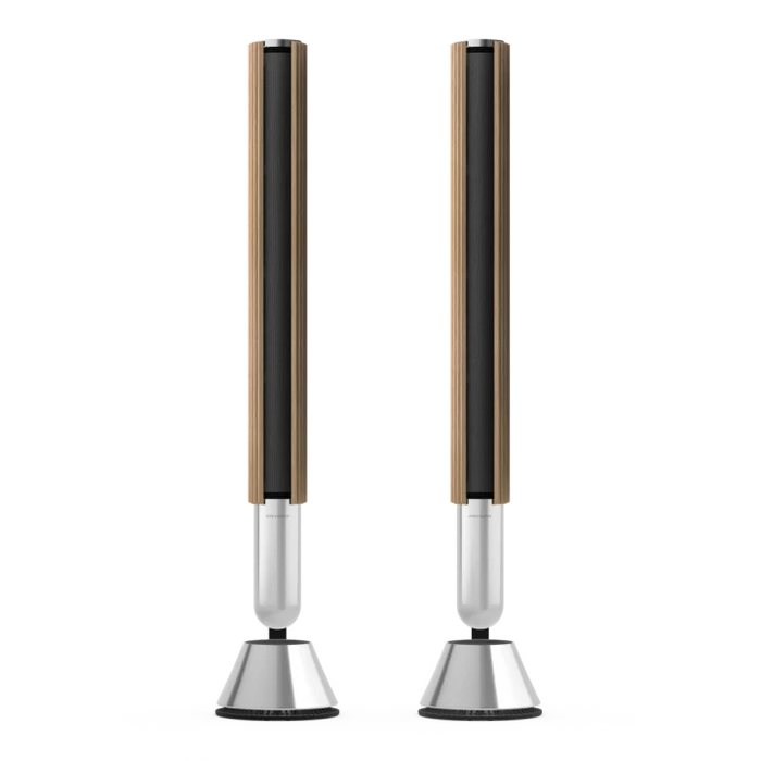 To identiske Bang & Olufsen gulvstander i træ og aluminium med koniske fødder