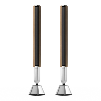 To identiske Bang & Olufsen gulvstander i træ og aluminium med koniske fødder