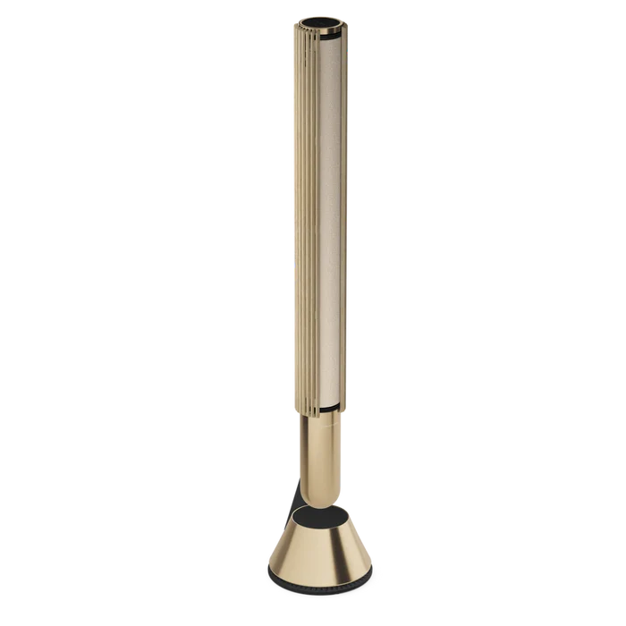 Beolab 28 trådløs højtaler i guld finish på hvid baggrund