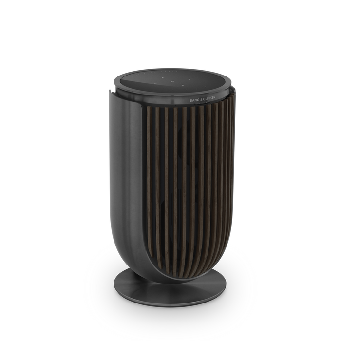 Bang & Olufsen Beolab 8 højttaler i sort med lameller på hvid baggrund