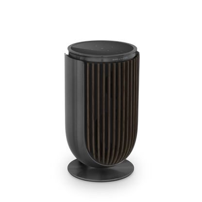 Bang & Olufsen Beolab 8 højttaler i sort med lameller på hvid baggrund