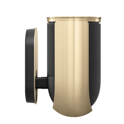 Beolab 8 højttaler i guld finish med sort vægbeslag og tekstil side