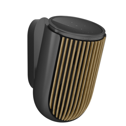 Bang & Olufsen Beolab 8 højttaler i sort og træ med vægbeslag