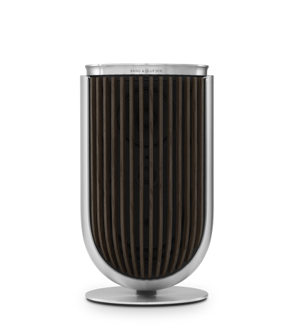 Bang & Olufsen Beolab 8 højttaler i sølv aluminium med mørkt træ lameller på hvid baggrund