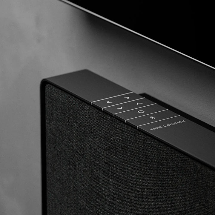 Bang & Olufsen Beosound Stage soundbar med sort stofbeklædning og kontrolknapper på toppen
