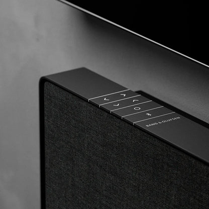 Bang & Olufsen Beosound Stage soundbar med sort stofbeklædning og kontrolknapper på toppen