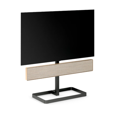 Bang & Olufsen Beosound Stage soundbar i naturfarvet stof med sort TV på elegant standfod