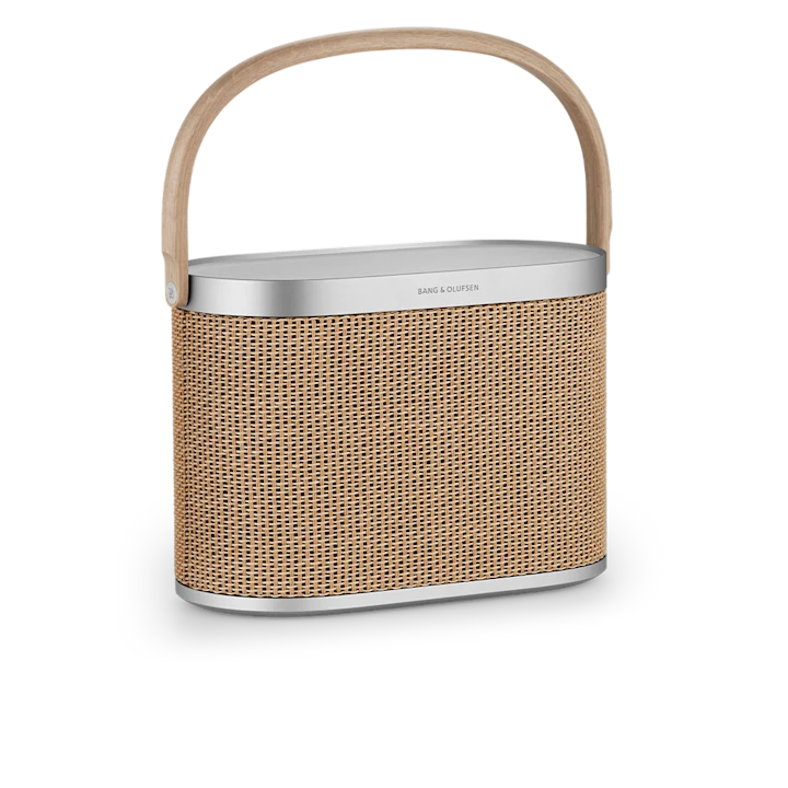 Bang & Olufsen Beosound A5 bærbar højttaler i naturligt design med træhåndtag og tekstil front