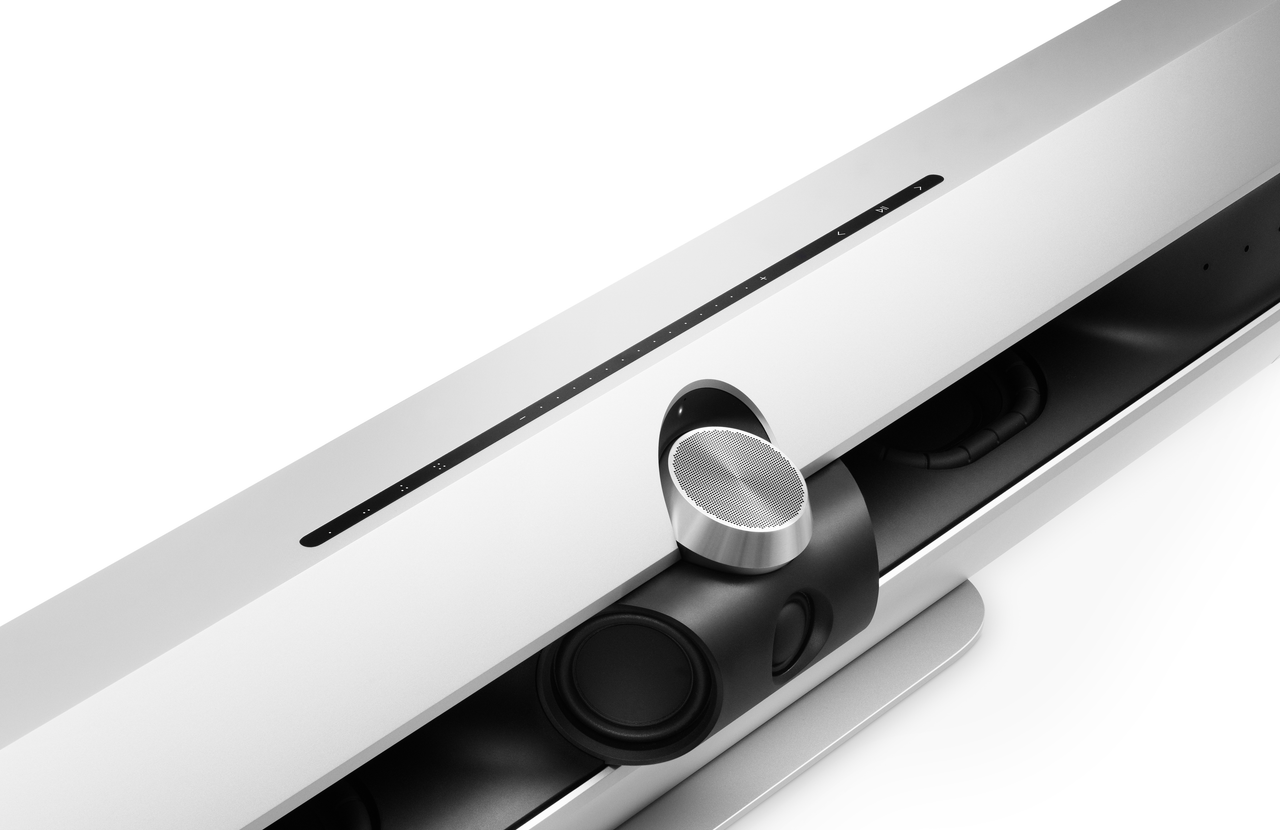Beosound Premiere soundbar i hvid med metallic kontrol knap og synlige højttalere