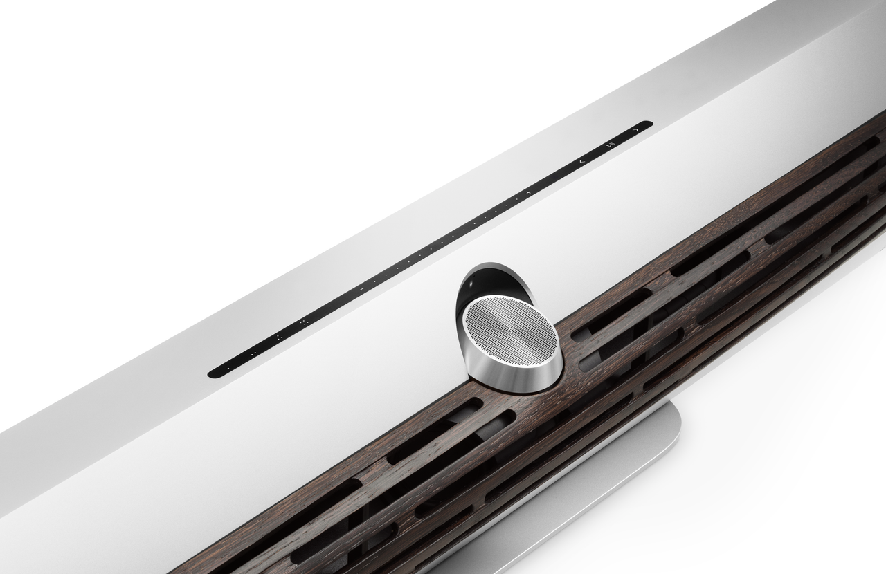 Beosound Premiere soundbar med træfinish og aluminiums lydgitter på hvid baggrund