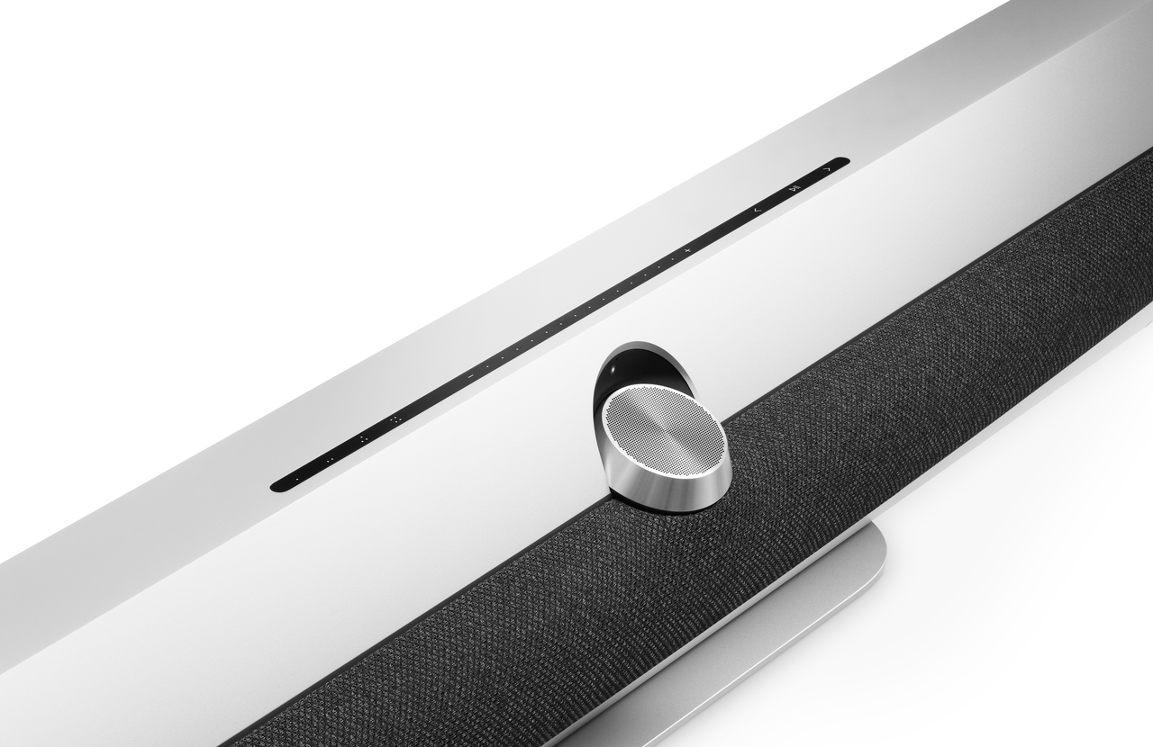 Beosound Premiere soundbar i hvid med sort stofgitter og sølvfarvet kontrolknap