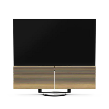 Bang & Olufsen Beovision Harmony fjernsyn med trælameller og sort skærm på hvid baggrund