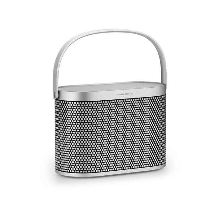 Bang & Olufsen Beosound A5 bærbar højttaler i sølv med perforeret grill og bærebar håndtag