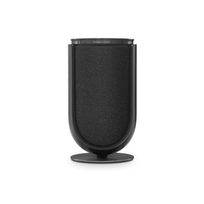 Bang & Olufsen Beolab 8 højttaler i sort med tekstil front på hvid baggrund