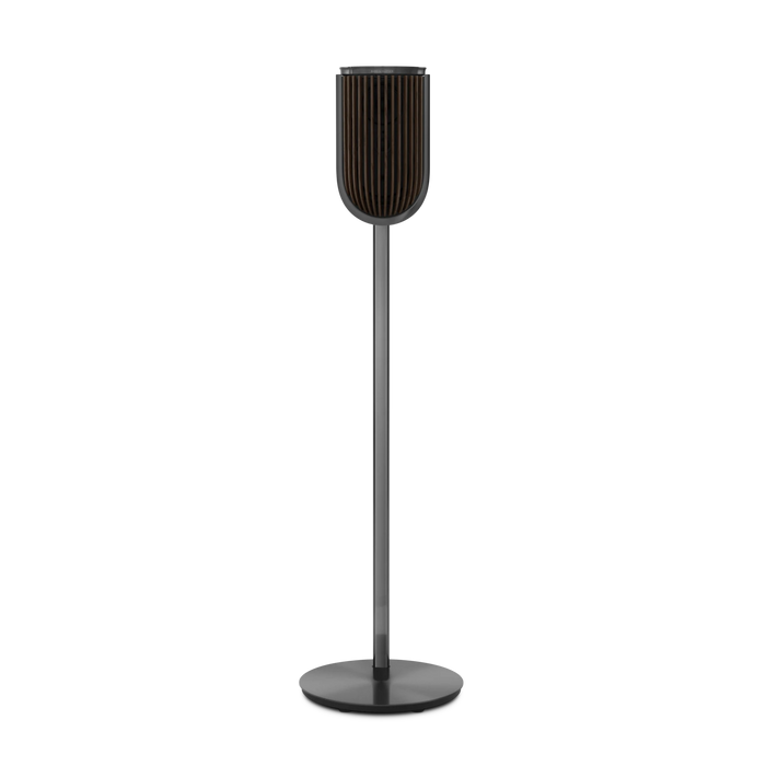Beolab 8 højttaler i sort med cylindrisk design på høj stand mod hvid baggrund