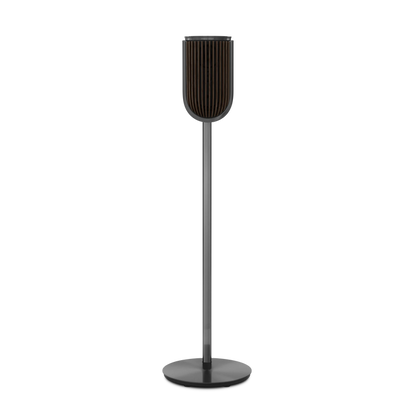 Beolab 8 højttaler i sort med cylindrisk design på høj stand mod hvid baggrund