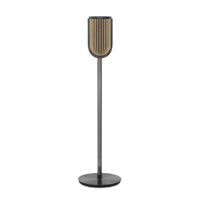Bang & Olufsen Beolab 8 gulvstående højttaler i sort med gylden grill på hvid baggrund