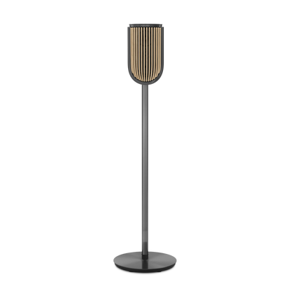 Bang & Olufsen Beolab 8 gulvstående højttaler i sort med gylden grill på hvid baggrund