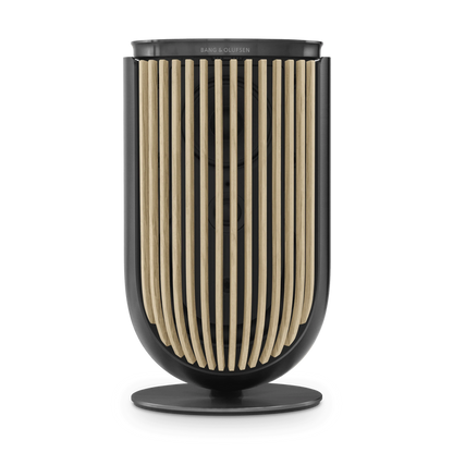 Bang & Olufsen Beolab 8 højttaler i sort og guld på hvid baggrund