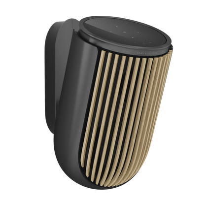 Bang & Olufsen Beolab 8 højttaler i sort og guld med vertikal ribbet design og touch-betjening på toppen