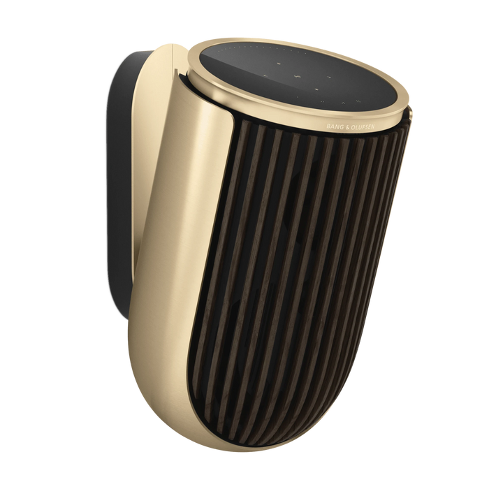 Bang & Olufsen Beolab 8 højttaler i guld finish med sort ribbet front og touch panel på toppen