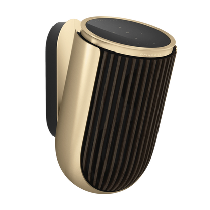 Bang & Olufsen Beolab 8 højttaler i guld finish med sort ribbet front og touch panel på toppen