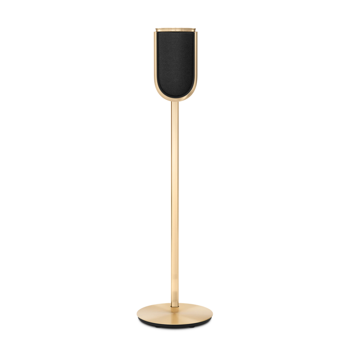 Beolab 8 gulvstander højttaler i guld finish med sort front på hvid baggrund