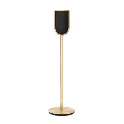 Beolab 8 gulvstander højttaler i guld finish med sort front på hvid baggrund