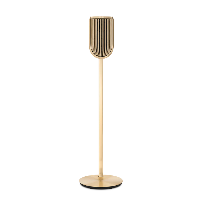 Bang & Olufsen Beolab 8 højttaler i guld finish med cylindrisk design på gulvstativ