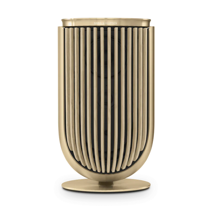 Bang & Olufsen Beolab 8 højttaler i guld finish med vertikal lameldesign på hvid baggrund