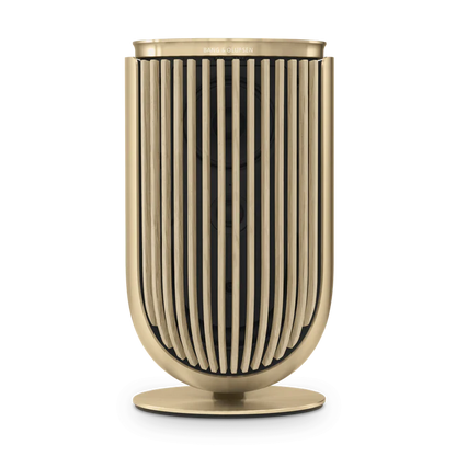 Bang & Olufsen Beolab 8 højttaler i guld finish med vertikal lameldesign på hvid baggrund