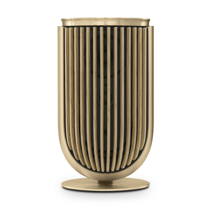 Bang & Olufsen Beolab 8 højttaler i guld finish på hvid baggrund