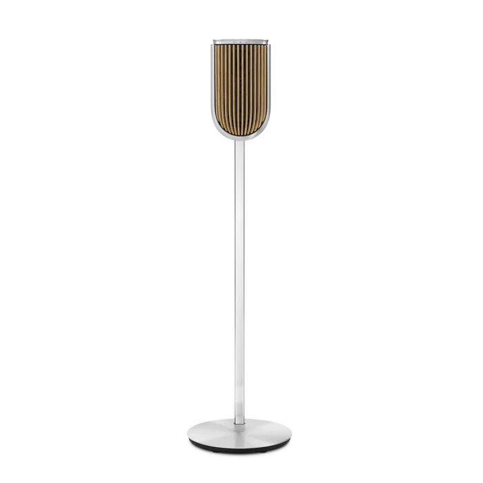 Bang & Olufsen Beolab 8 gulvstående højttaler med stribet grillmønster og slankt hvidt stativ
