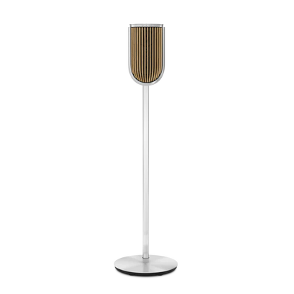 Bang & Olufsen Beolab 8 gulvstående højttaler med stribet grillmønster og slankt hvidt stativ